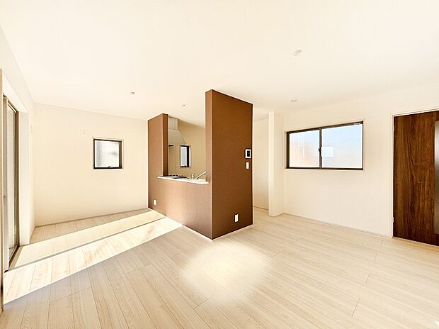 ご家族の賑やかな話し声で包まれる明るいリビング