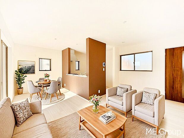 家族の和やかな会話が聞こえてきそう。開放感のあるリビングです。※家具はCGです