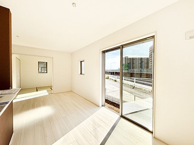 家族団らんの時間も増えそうなくつろぎのリビングダイニング。