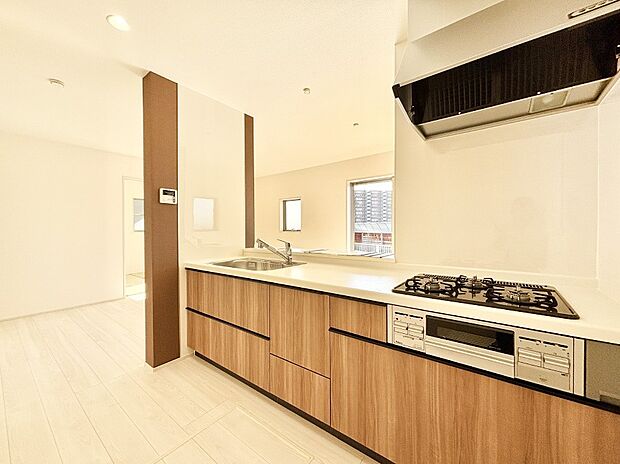 リビングで遊ぶお子様を見守りながらお料理ができる対面キッチン。