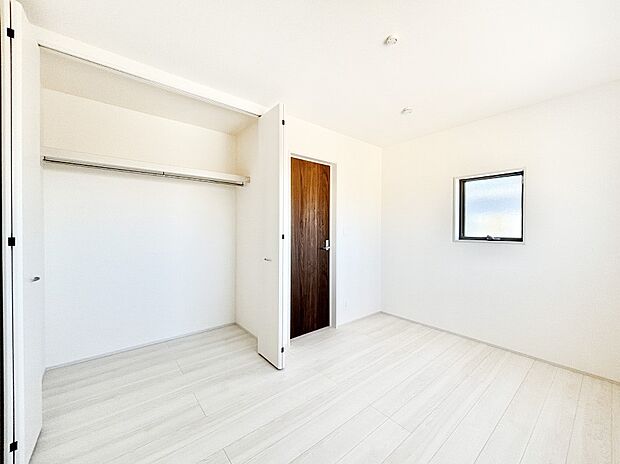 使いやすい形でベットや家具の置き方にも困ることもありません。