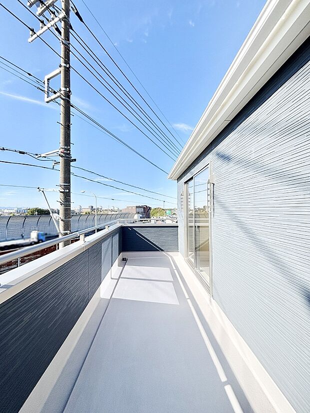 ゆったりバルコニーだから沢山お洗濯ものを干せます。