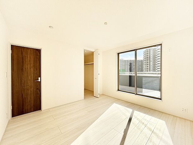 バルコニーが開放感をプラスしてくれる洋室