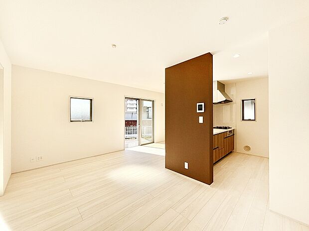 明るい陽光が注ぎ、寛ぎの雰囲気に満たされるダイニング。