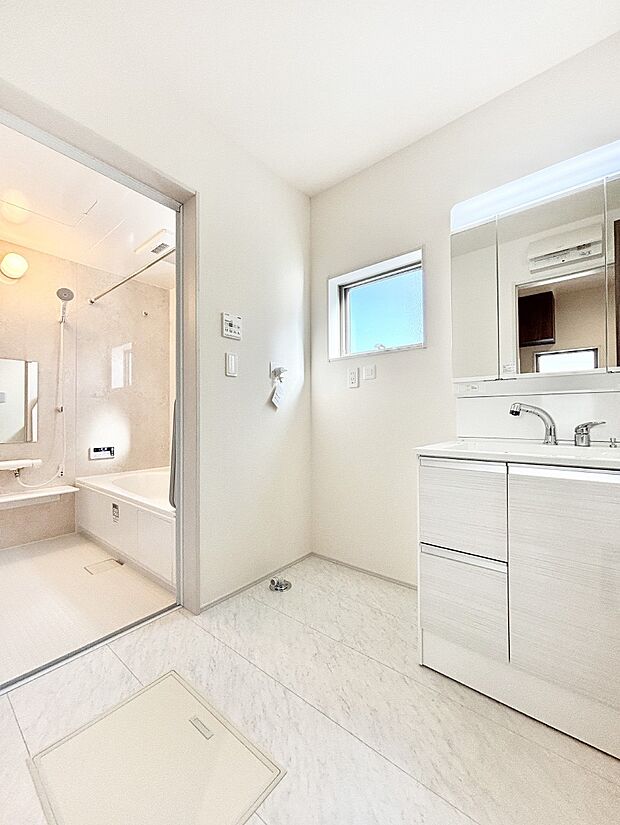 身支度もスムーズにおこなえる脱衣場。