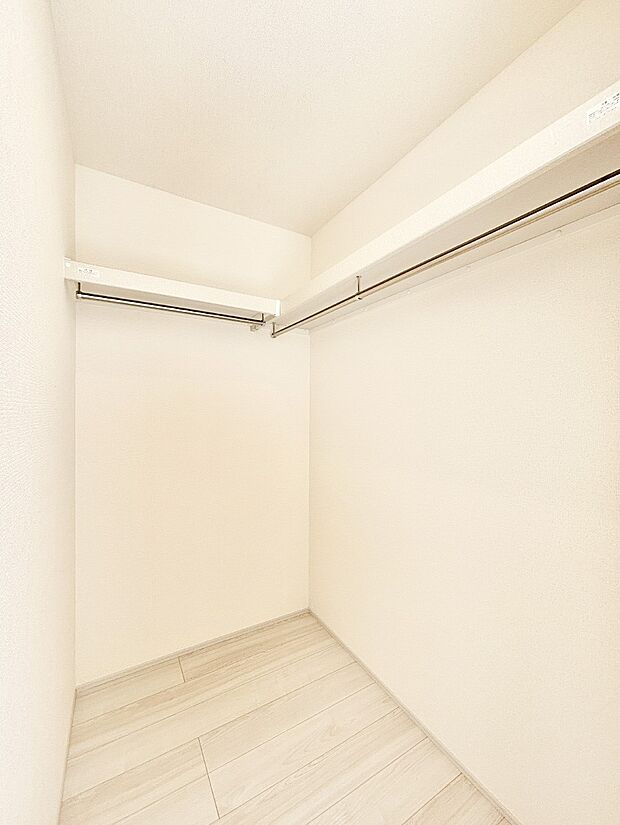 ウォークインクローゼット付きで生活空間を広く利用できます。