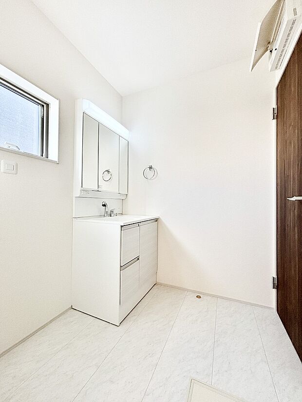 明るい洗面所は毎朝の身支度も楽しくできちゃいそうです。