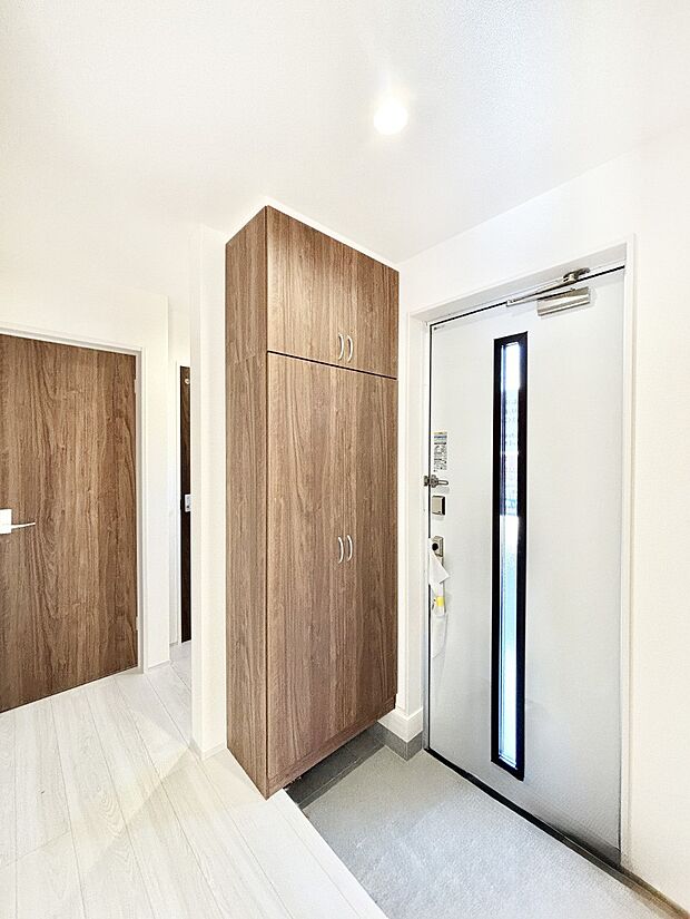 明るい玄関はお客様をお出迎えするのにぴったりです！ 