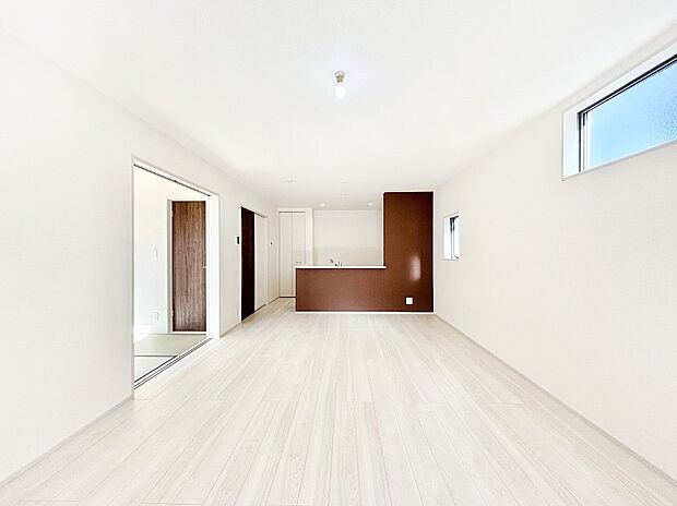 ご家族の賑やかな話し声で包まれる明るいリビング 