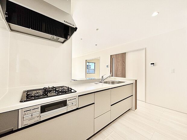 リビングで遊ぶお子様を見守りながらお料理ができる対面キッチン。  