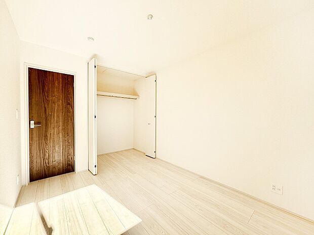 使いやすい形でベットや家具の置き方にも困ることもありません。   