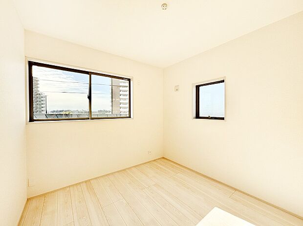 窓からのやさしい光が心地よいプライベートルーム