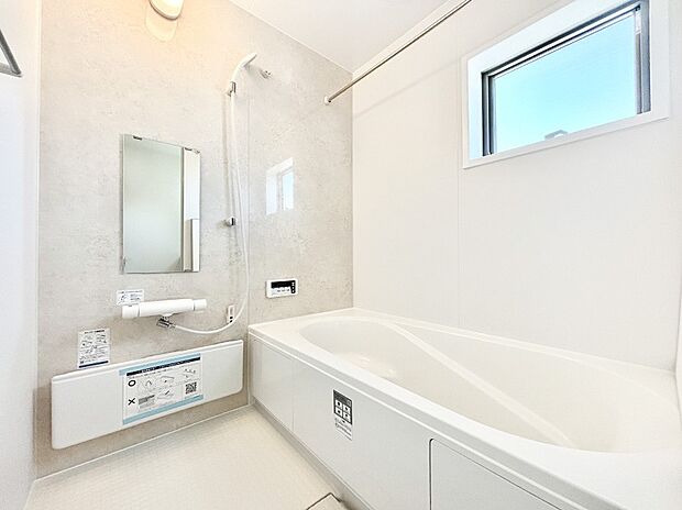 一日の疲れを癒してくれる明るい清潔感のあるバスルーム