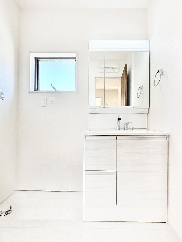 収納力と機能性に優れた洗面化粧台  