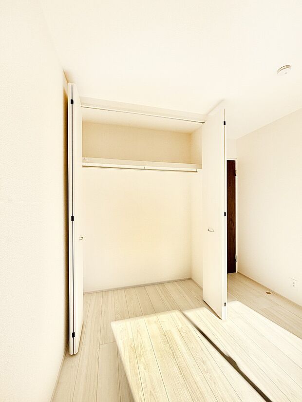 洋室のクローゼット。奥行きがあるので厚手の衣類もすっきり収まります。