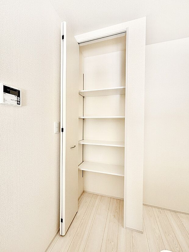 食材のストックはもちろん、日用品の収納など使い方はいろいろ！    