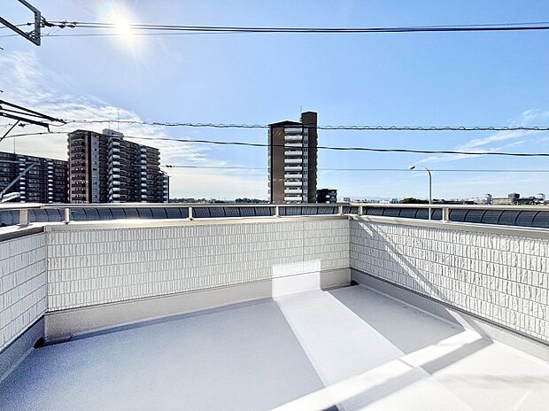 ゆったりバルコニーだから沢山お洗濯ものを干せます。