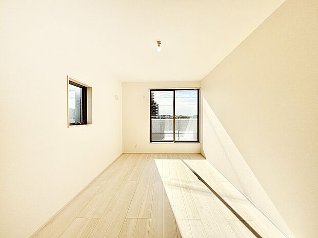 バルコニーが開放感をプラスしてくれる洋室  