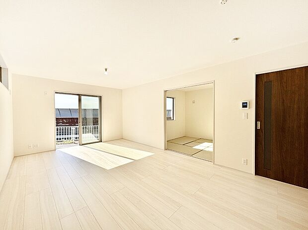 明るい陽光が注ぎ、寛ぎの雰囲気に満たされるダイニング。