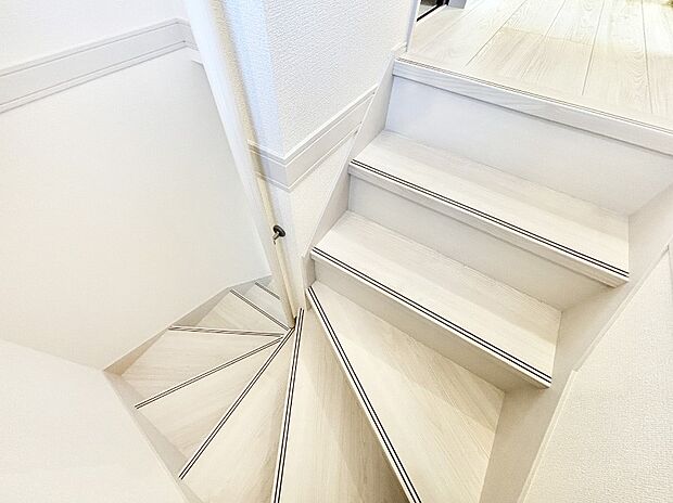 安全性を考慮し階段には手すりを設置しています