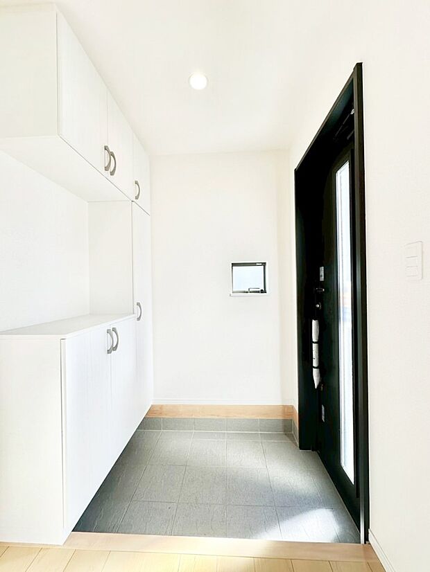 飾り棚を利用して、お越しいただくお客様をおもてなしできます。