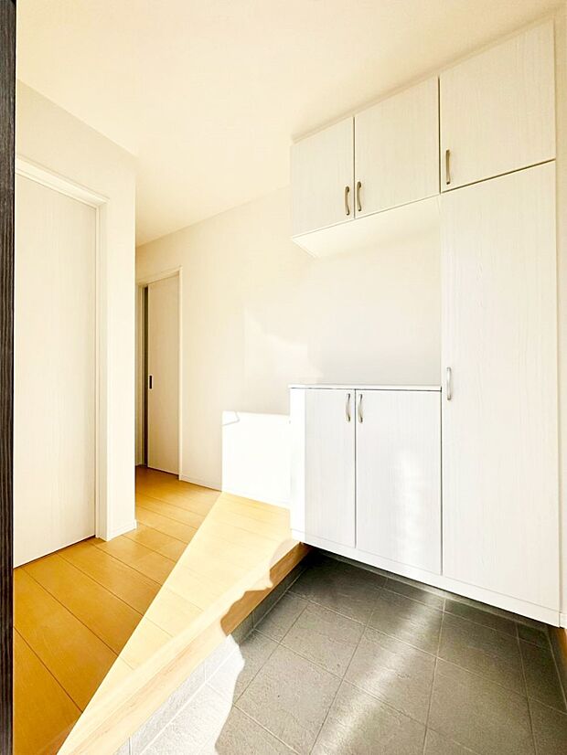 窮屈さを感じさせない広々玄関!