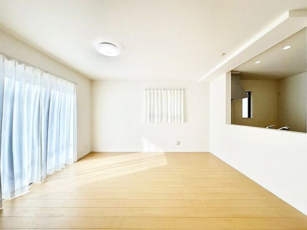 明るい陽光が注ぎ、寛ぎの雰囲気に満たされるリビング・ダイニング。