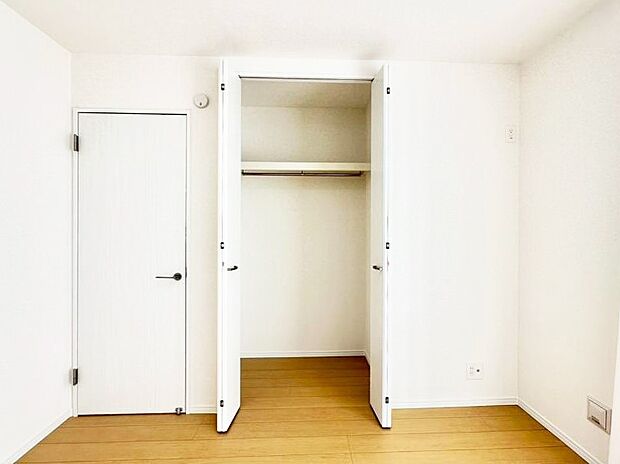 洋室のクローゼット。奥行きがあるので厚手の衣類もすっきり収まります。
