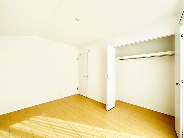 やさしい光がさしこむ居室はしっかり収納付き