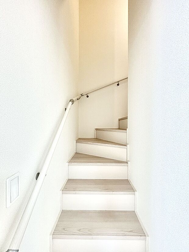 階段は手すり付きなので小さなお子さまやご高齢の方も安心です