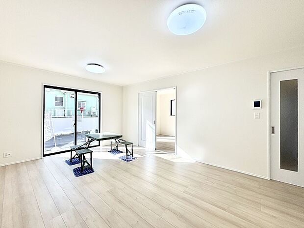 大きな窓からたっぷりの陽光と風を感じられるリビング  