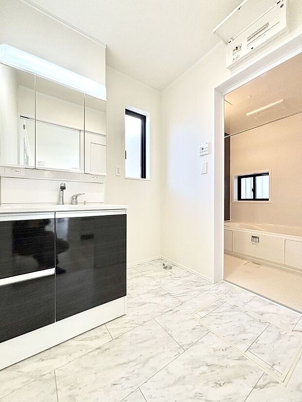 清潔感のある快適空間です。毎日の身支度も気持ち良くお使い頂けます。 