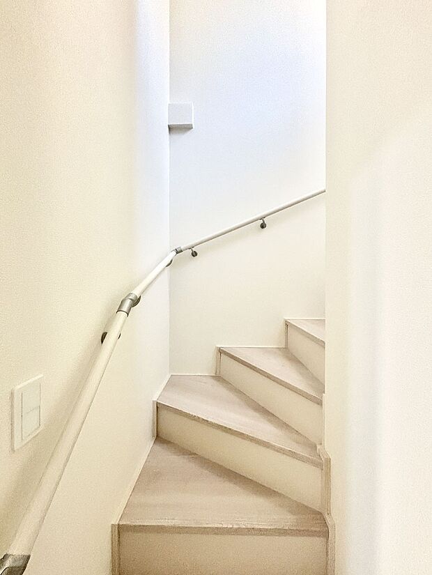 安全性を考慮し階段には手すりを設置しています