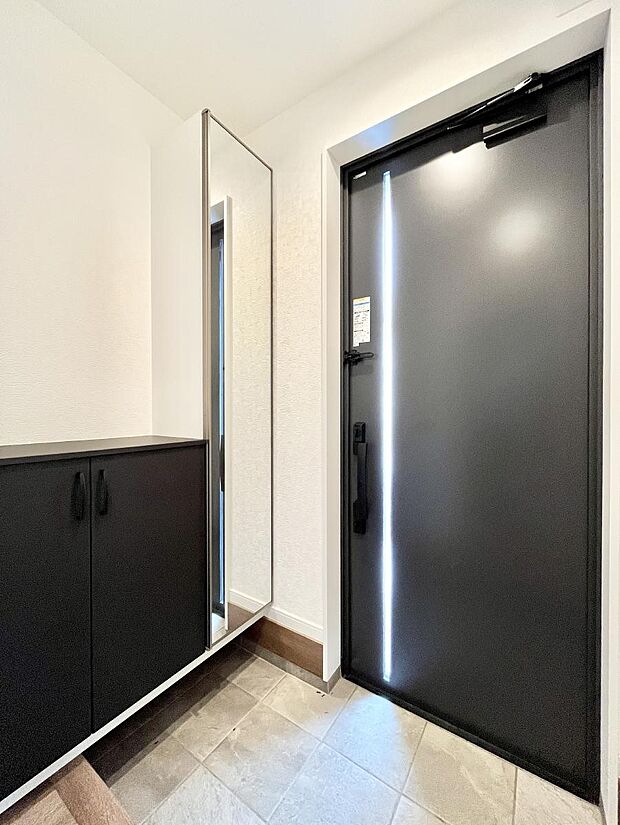 ミラー付きシューズボックスはお出かけ前の身だしなみチェックに便利