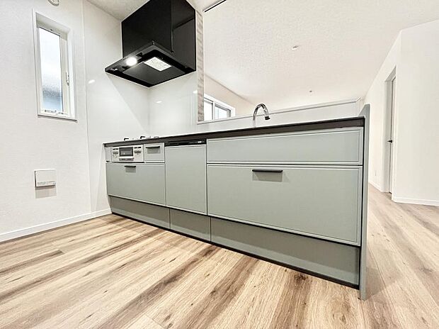 爽やかな風が通り抜けるキッチン。窓があるので明るく換気にも役立ちます。