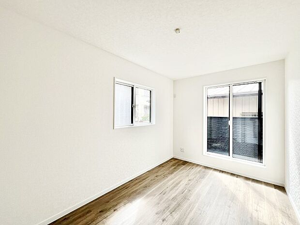 明るいバルコニーサイドに洋室を設置。目覚めの良い寝室に。