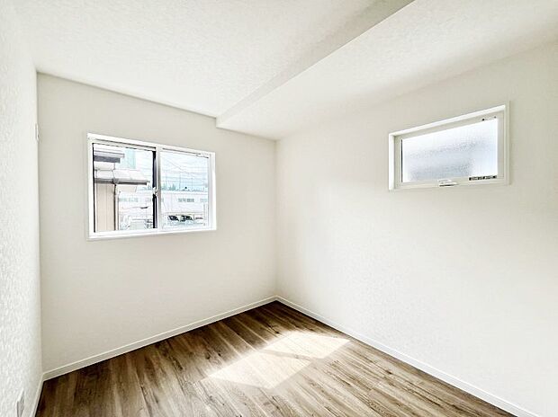 窓からのやさしい光が心地よいプライベートルーム