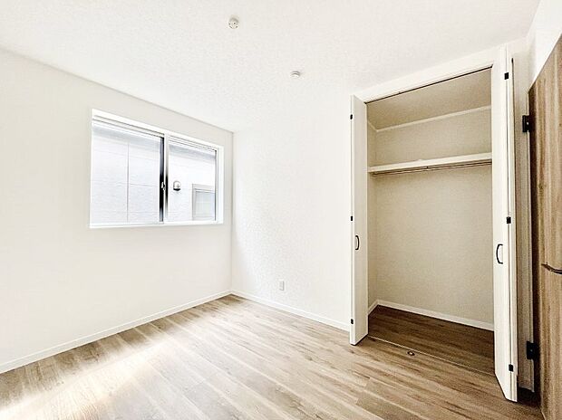 やさしい光がさしこむ居室はしっかり収納付き