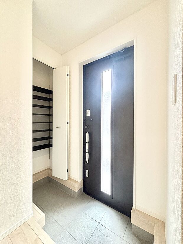 明るい玄関はお客様をお出迎えするのにぴったりです！ 