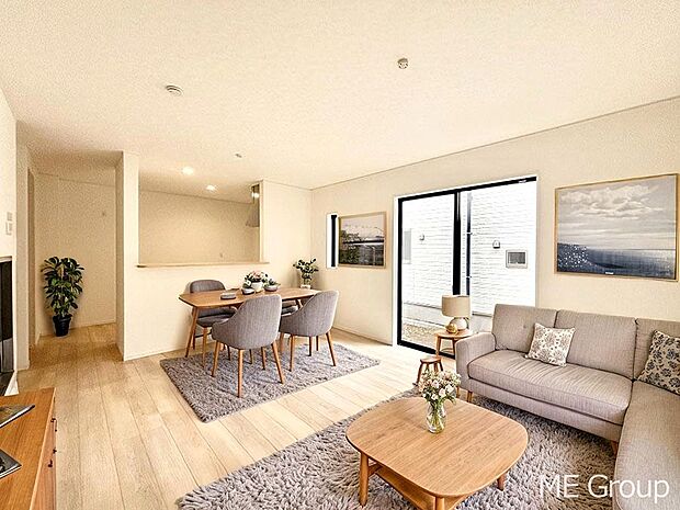 ご家族の賑やかな話し声で包まれる明るいリビング ※家具はCGです