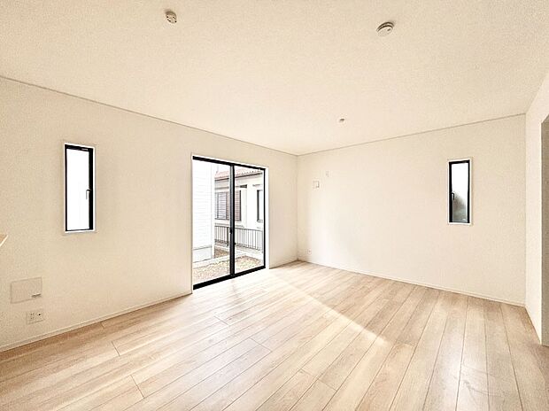 大きな窓からたっぷりの陽光と風を感じられるリビング