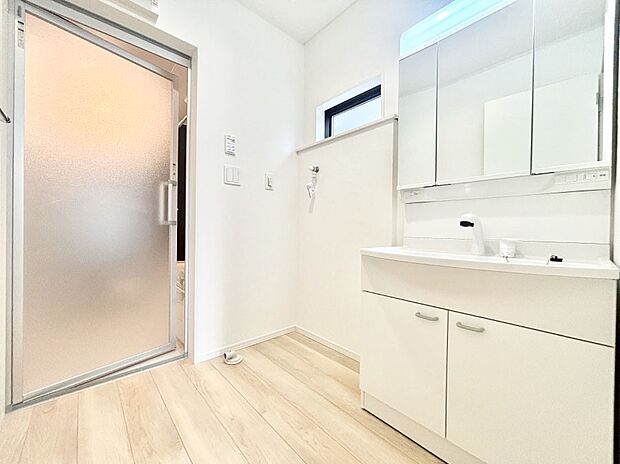 大きく見やすい三面鏡で清潔感ある洗面台は、身だしなみチェックや肌のお手入れにおすすめです。 