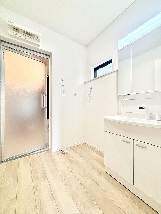 明るい洗面所は毎朝の身支度も楽しくできちゃいそうです。