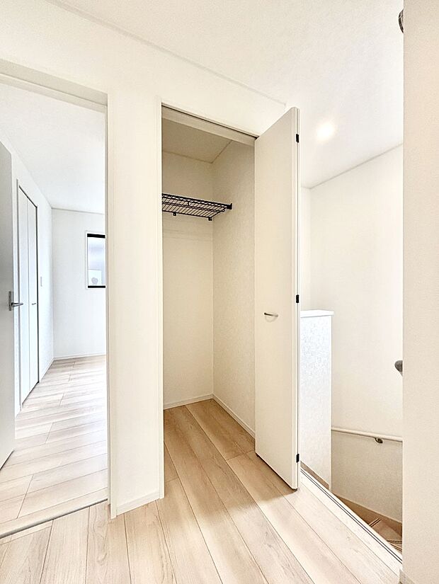 廊下収納。掃除道具や季節の小物を収納することができます。