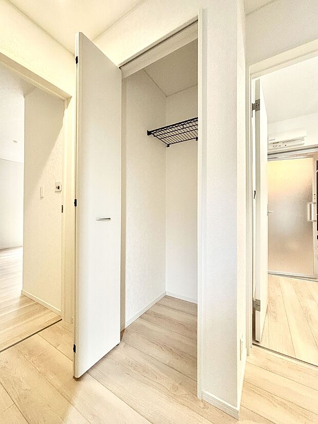 玄関ホール収納です。掃除道具やお出かけ用グッズの収納に便利です。