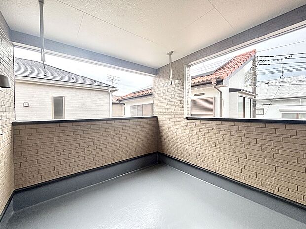 南向きのバルコニー！ご家族の洗濯物はもちろん、お布団もたっぷり干せます！