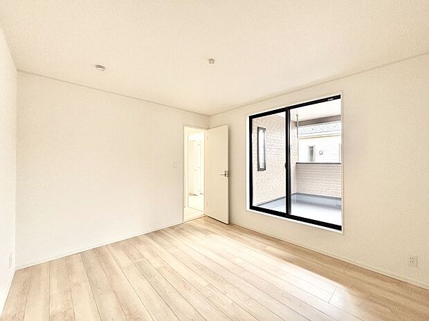 明るいバルコニーサイドに洋室を設置。目覚めの良い寝室に。 