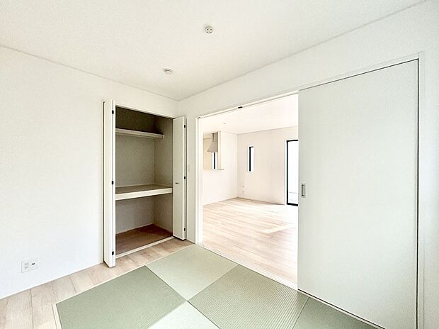 リビングと隣り合っている和室。ほっと一息できる和の空間も忘れずに。