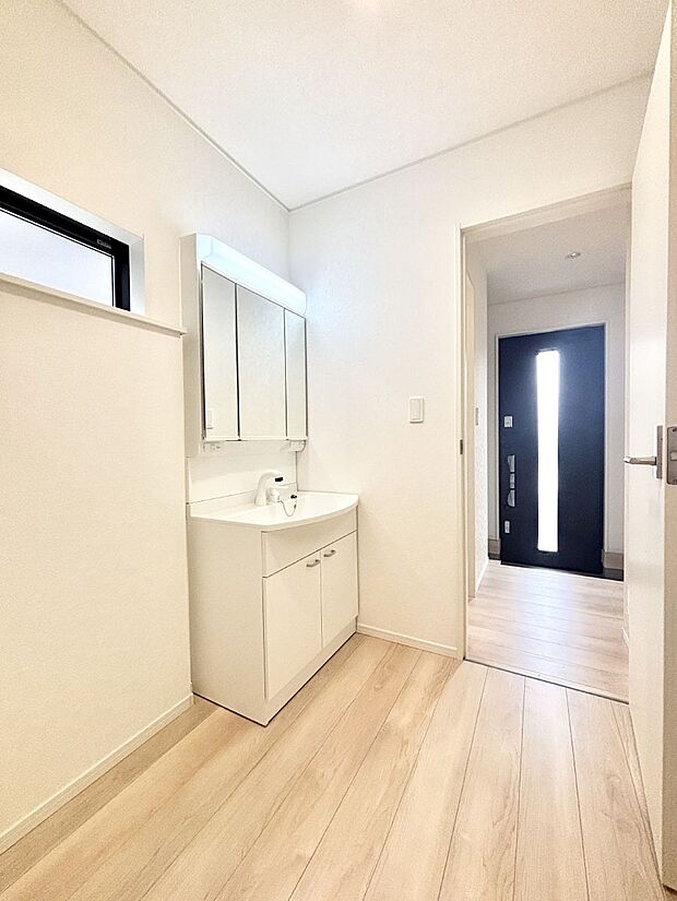 清潔感のある快適空間です。毎日の身支度も気持ち良くお使い頂けます。 