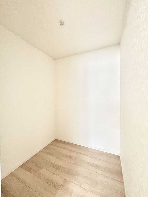 ウォークインクローゼット付きで生活空間を広く利用できます。